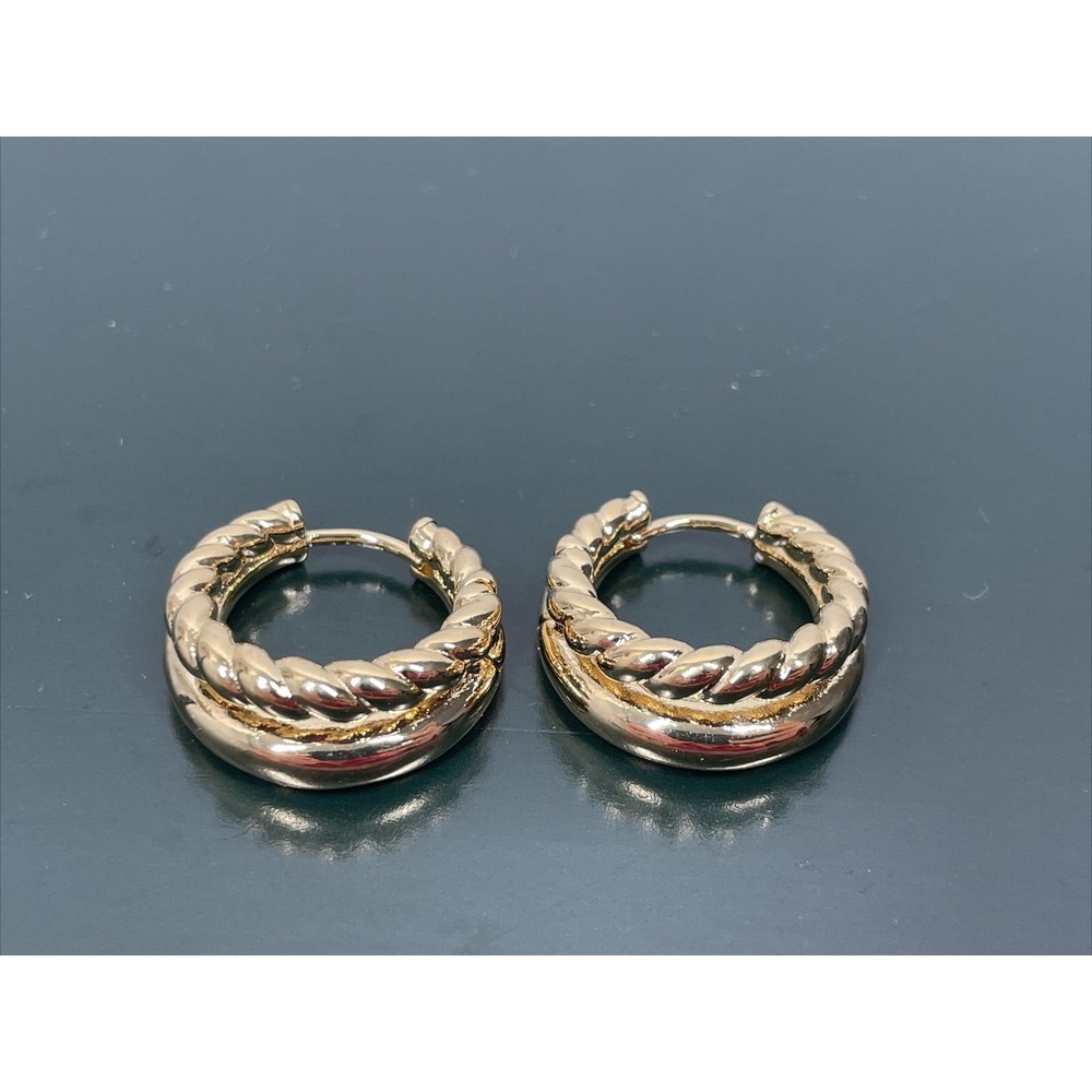 NWOT Shashi Jiji Small Hoop Earrings Huggies 18K Gold Plated Hinged